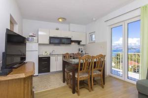 Kuchyňa alebo kuchynka v ubytovaní Apartment Slatine 5 + 11 fotografií