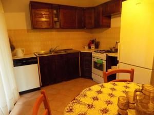 Una cocina con una mesa con un mantel estampado amarillo y blanco. en Apartment Pridraga 1, en Pridraga