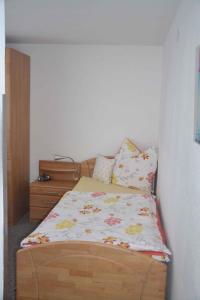 Schlafzimmer mit einem Bett mit einem Kopfteil aus Holz in der Unterkunft Apartment Todtmoos 3 in Vordertodtmoos