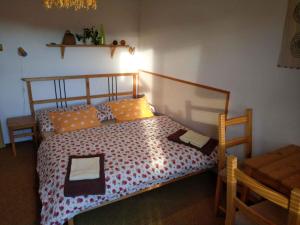 - une chambre avec un lit avec un cadre en bois et une table dans l'établissement Apartment Harrachov/Riesengebirge 2400, à Harrachov