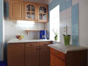 ザラカロシュにあるApartment in Zalakaros/Thermalbad 20674のキッチン(木製キャビネット、カウンタートップ付)