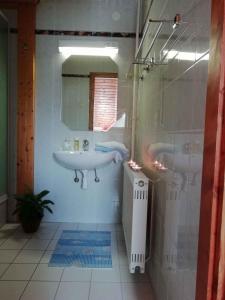 een witte badkamer met een wastafel en een douche bij Apartment in Zalakaros/Thermalbad 20677 in Zalakaros