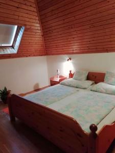 ザラカロシュにあるApartment in Zalakaros/Thermalbad 20677の木製の天井のベッドルーム1室(大型ベッド1台付)