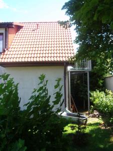 ein Haus mit einem Balkon an der Seite in der Unterkunft Apartment Altenkirchen 4 in Altenkirchen