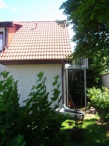 une maison avec un balcon sur le côté de celle-ci dans l'établissement Apartment Altenkirchen 4, à Altenkirchen