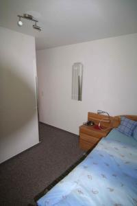 ein Schlafzimmer mit einem Bett und einer Holzkommode in der Unterkunft Apartment Todtmoos 2 in Todtmoos
