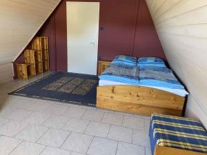 シオーフォクにあるApartment Siofok, Somogy 10のテント内の木製ベッド1台が備わるベッドルーム1室