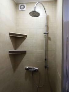 バラトンベレーニにあるApartment Balatonbereny 9のバスルーム(シャワー、シャワーヘッド付)が備わります。