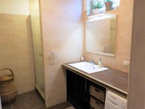 y baño con lavabo y espejo. en Apartment Balatonbereny 9, en Balatonberény