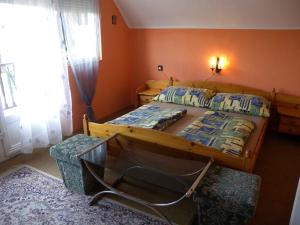 バラトンベレーニにあるApartment Balatonbereny 4のベッドルーム1室(ベッド2台、椅子付)
