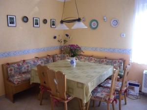 Holiday home in Balatonfenyves 18412にあるレストランまたは飲食店