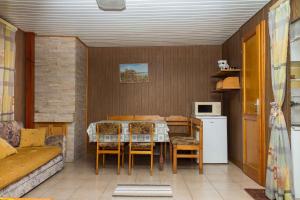 comedor con mesa, sillas y sofá en Holiday home in Balatonmariafürdo 19260 en Balatonmáriafürdő