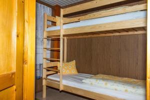 バラトンマーリアフュルドゥーにあるHoliday home in Balatonmariafürdo 19260の二段ベッド2組が備わる客室です。