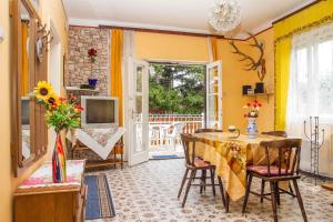 comedor con mesa, sillas y TV en Holiday home in Balatonkeresztur 19524 en Balatonkeresztúr