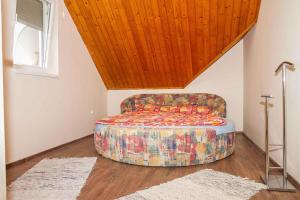 バラトンケレストゥールにあるHoliday home Balatonkeresztur 13の木製の天井の客室のベッド1台分です。