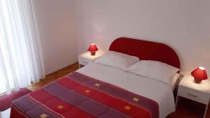 เตียงในห้องที่ One-Bedroom Apartment Novi Vinodolski near Sea 3