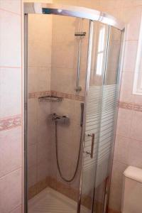 eine Dusche mit Glastür im Badezimmer in der Unterkunft Apartment Banjol 23 in Rab