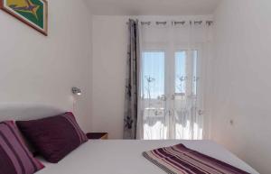 Postel nebo postele na pokoji v ubytování Apartment Okrug Gornji, Ciovo 2
