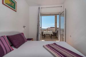 Postel nebo postele na pokoji v ubytování Apartment Okrug Gornji, Ciovo 2