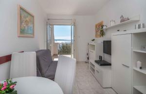 TV a/nebo společenská místnost v ubytování Apartment Okrug Gornji, Ciovo 2
