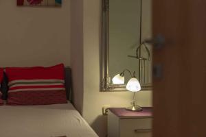 Postel nebo postele na pokoji v ubytování Apartment Okrug Gornji, Ciovo 2