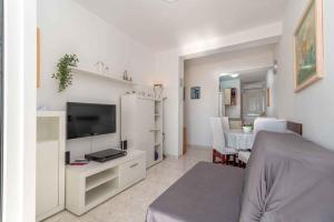 TV a/nebo společenská místnost v ubytování Apartment Okrug Gornji, Ciovo 2
