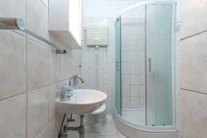 Koupelna v ubytování Apartment Okrug Gornji, Ciovo 2