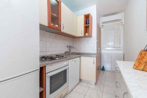 Kuchyň nebo kuchyňský kout v ubytování Apartment Okrug Gornji, Ciovo 2