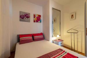 Postel nebo postele na pokoji v ubytování Apartment Okrug Gornji, Ciovo 2