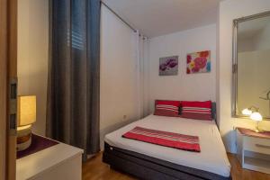 Postel nebo postele na pokoji v ubytování Apartment Okrug Gornji, Ciovo 2
