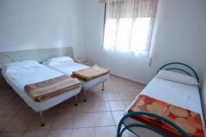 ロザピネタにあるApartments in Rosolina Mare 24864の窓付きの小さな部屋のベッド2台