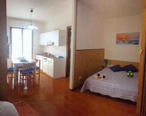 ビビオーネにあるApartments in Bibione 25807のベッドルーム1室(ベッド1台、テーブル付)、キッチン