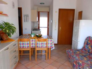ロザピネタにあるApartments in Rosolina Mare 25027のキッチン(テーブル、椅子付)