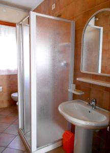 ロザピネタにあるApartments in Rosolina Mare 25027のバスルーム(シャワー、シンク付)