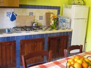 ノート・マリーナにあるHoliday home in Lido di Noto 23363のキッチン(コンロ、オレンジテーブル付)