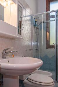 ノート・マリーナにあるHoliday home in Lido di Noto 23363のバスルーム(洗面台、トイレ、シャワー付)