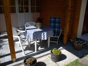 stół i krzesła na patio w obiekcie Holiday home in Balatonfenyves 18357 w mieście Balatonfenyves +3 zdjęcia