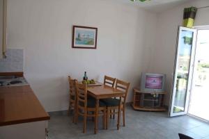 TV a/nebo společenská místnost v ubytování Apartment Povljana 3
