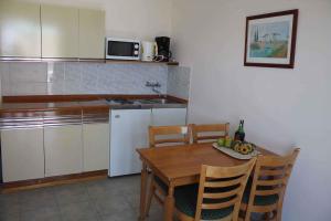 Kuchyň nebo kuchyňský kout v ubytování Apartment Povljana 3