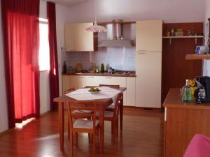Kuchyň nebo kuchyňský kout v ubytování Apartment Barbat 9