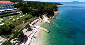 an aerial view of a beach with umbrellas and the ocean at Apartment Porat 22 in Porat