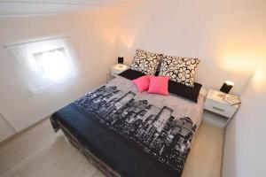 ein Schlafzimmer mit einem großen Bett mit zwei Nachttischen in der Unterkunft Apartment in Pula - Istrien 11023 in Pula