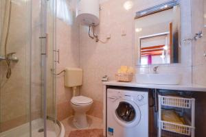 ein Badezimmer mit Toilette, Waschbecken und Waschmaschine in der Unterkunft Apartment in Pula - Istrien 11023 in Pula