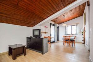 salon z telewizorem i jadalnią w obiekcie Apartment in Pula/Istrien 11443 w mieście Veruda