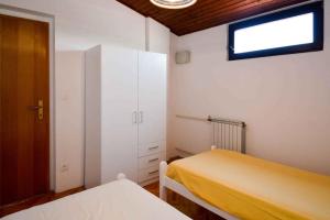 a small bedroom with two beds and a window at Apartment in Pula/Istrien 11443 in Veruda