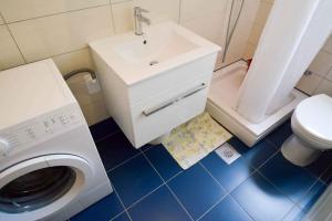 łazienka z umywalką i pralką w obiekcie Apartment in Pula/Istrien 11443 w mieście Veruda +15 zdjęć