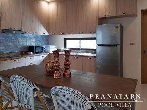 Kuchyň nebo kuchyňský kout v ubytování Pranatarn Pool Villa Endless Summer