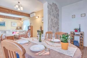 Fotografie z fotogalerie ubytování Holiday home in Marcana/Istrien 9970 v destinaci Marčana