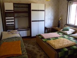 ザーンカにあるHoliday home in Zanka/Balaton 19618のベッドルーム1室(ベッド2台、デスク、キャビネット付)