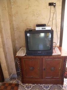 ザーンカにあるHoliday home in Zanka/Balaton 19618の木造のキャビネットの上に座ったテレビ